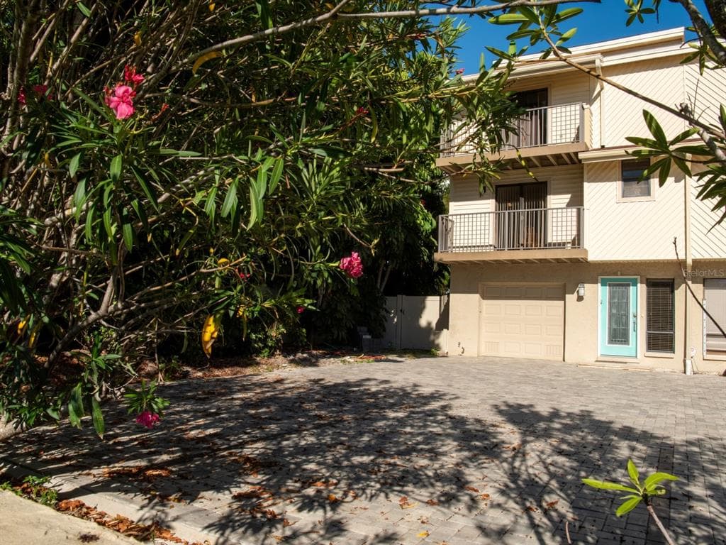 135 92ND AVENUE UNIT 5 TREASURE ISLAND, FL 33706