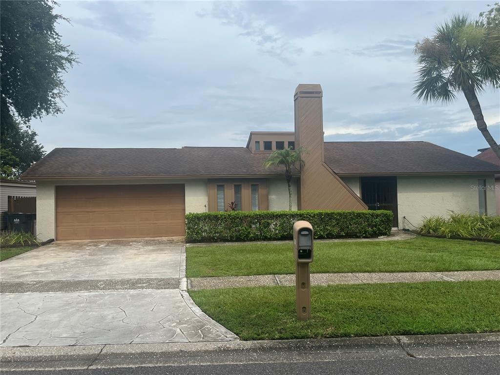 8301 LAGO VISTA DRIVE TAMPA, FL 33614