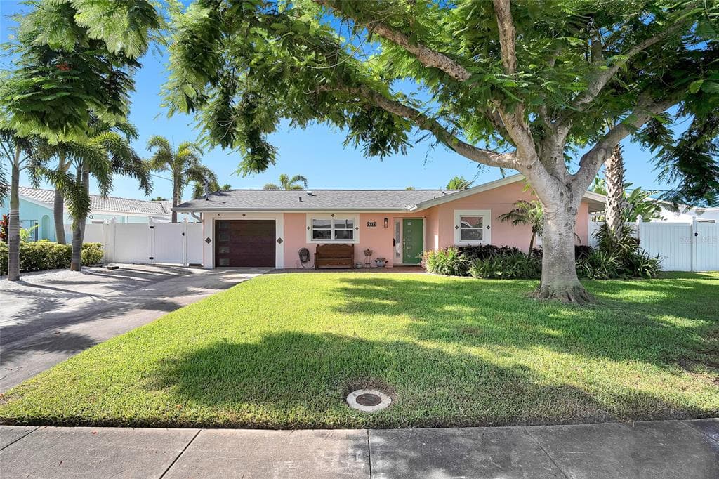 562 LEWIS BOULEVARD SE ST PETERSBURG, FL 33705