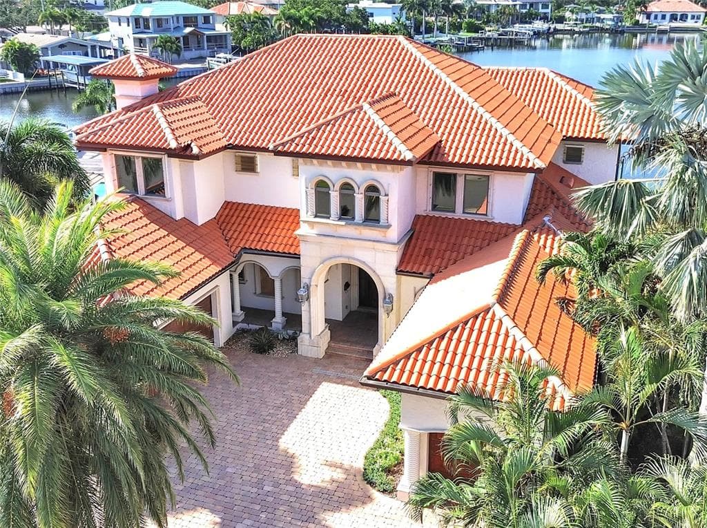 1097 EDEN ISLE DRIVE NE ST PETERSBURG, FL 33704