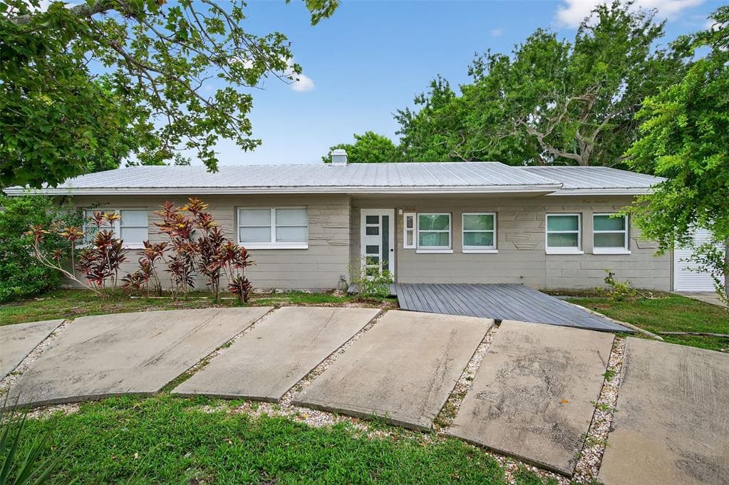 300 DAVISON AVENUE NE ST PETERSBURG, FL 33703
