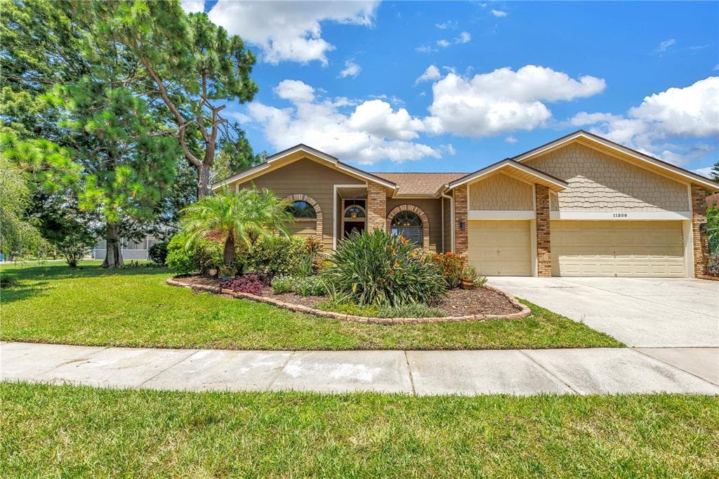11209 BLOOMINGTON DRIVE TAMPA, FL 33635