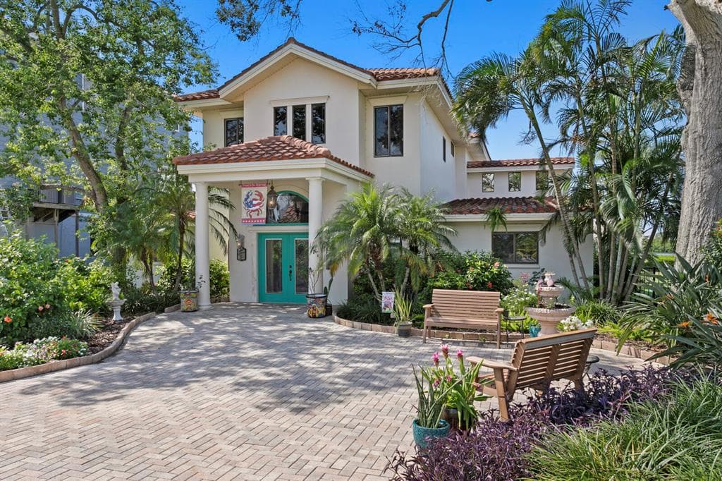 1632 SEA BREEZE DRIVE TARPON SPRINGS, FL 34689