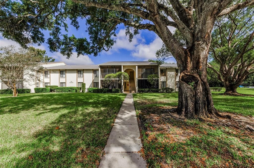 3211 LAKE PINE WAY E UNIT H1 TARPON SPRINGS, FL 34688