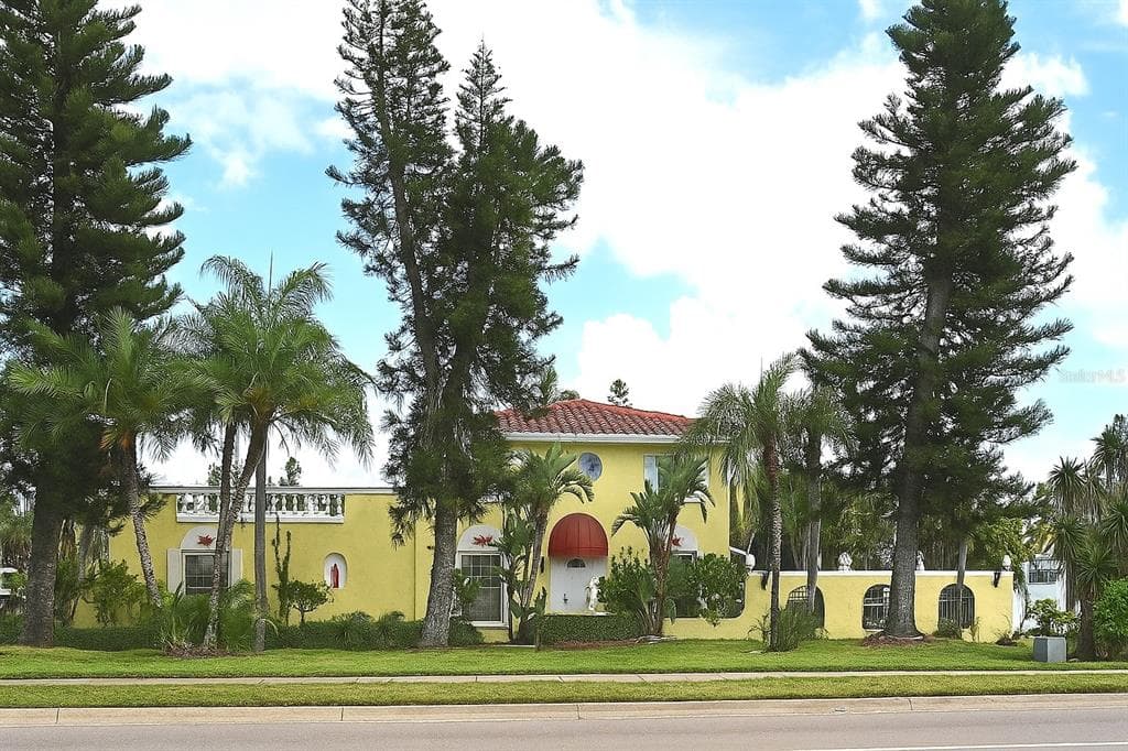 305 GULF BLVD BELLEAIR BEACH, FL 33786