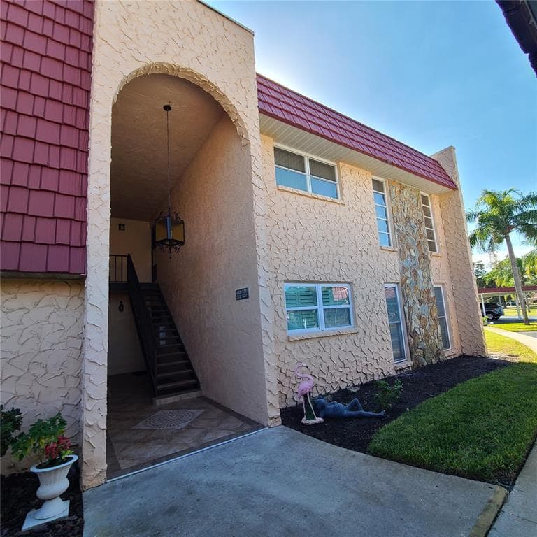 220 BUTTONWOOD CIRCLE UNIT 220 SEMINOLE, FL 33777