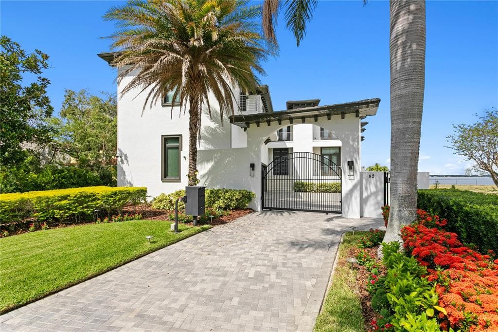 82 MARTINIQUE AVENUE TAMPA, FL 33606