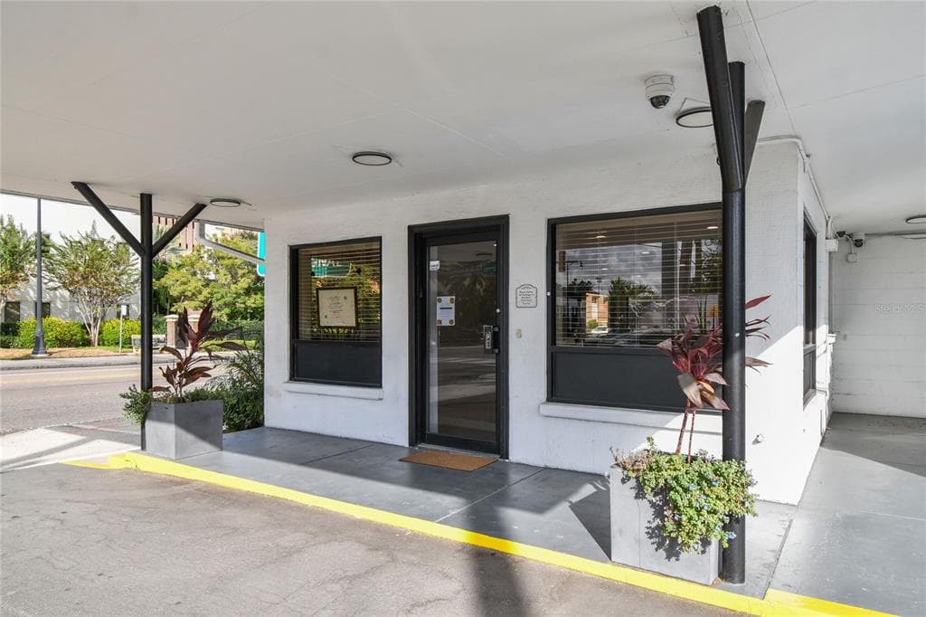 830 W KENNEDY BOULEVARD TAMPA, FL 33606
