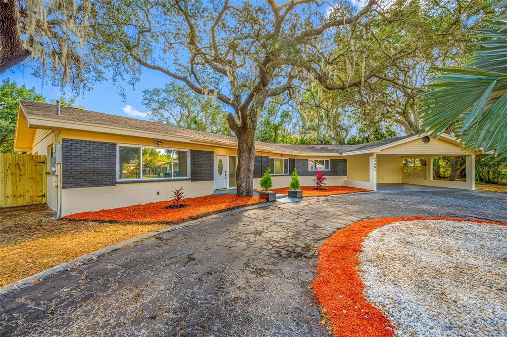 7601 PINE HILL DRIVE TAMPA, FL 33617