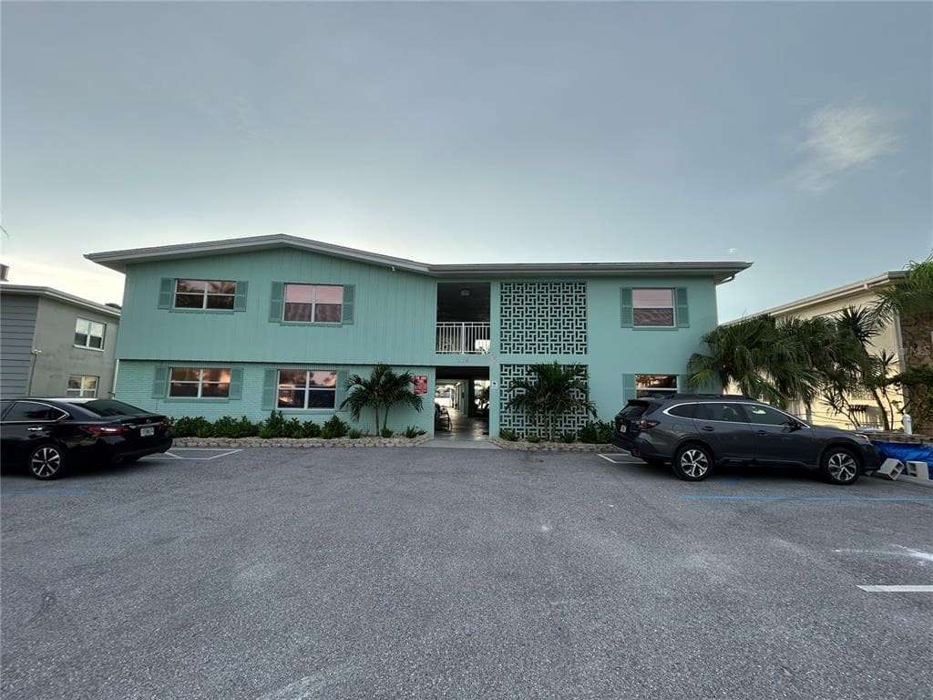 125 104TH AVENUE UNIT 2 TREASURE ISLAND, FL 33706