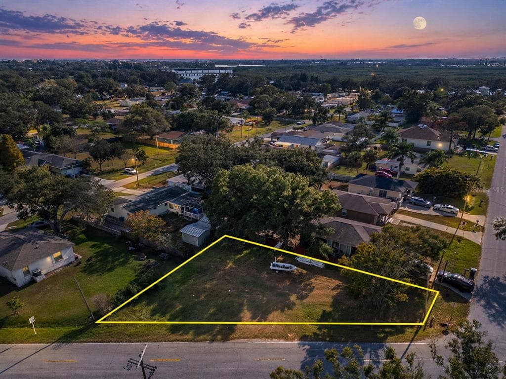 1104 W COLLEGE AVENUE RUSKIN, FL 33570