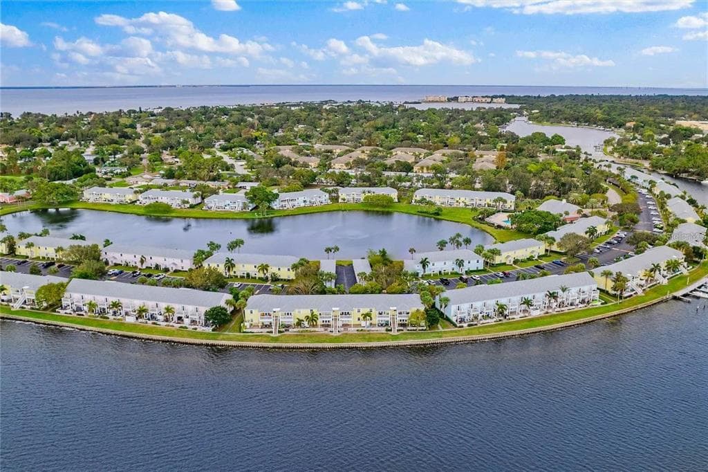 213 SEAHORSE DRIVE SE UNIT B(Furnished) ST PETERSBURG, FL 33705