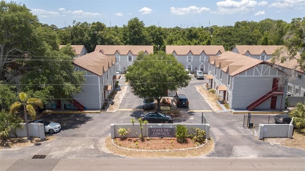 5722 N LINCOLN AVENUE UNIT B TAMPA, FL 33614