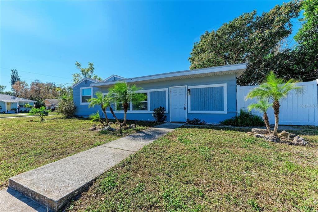 702 20TH AVENUE W BRADENTON, FL 34205