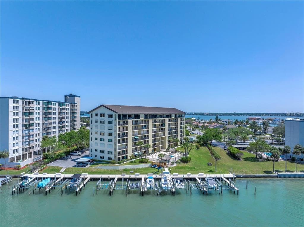 650 ISLAND WAY UNIT 204 CLEARWATER BEACH, FL 33767