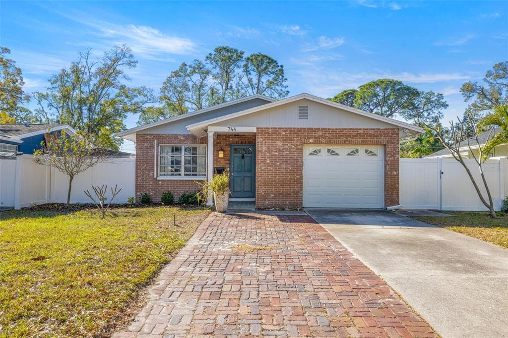 744 63RD AVENUE N ST PETERSBURG, FL 33702