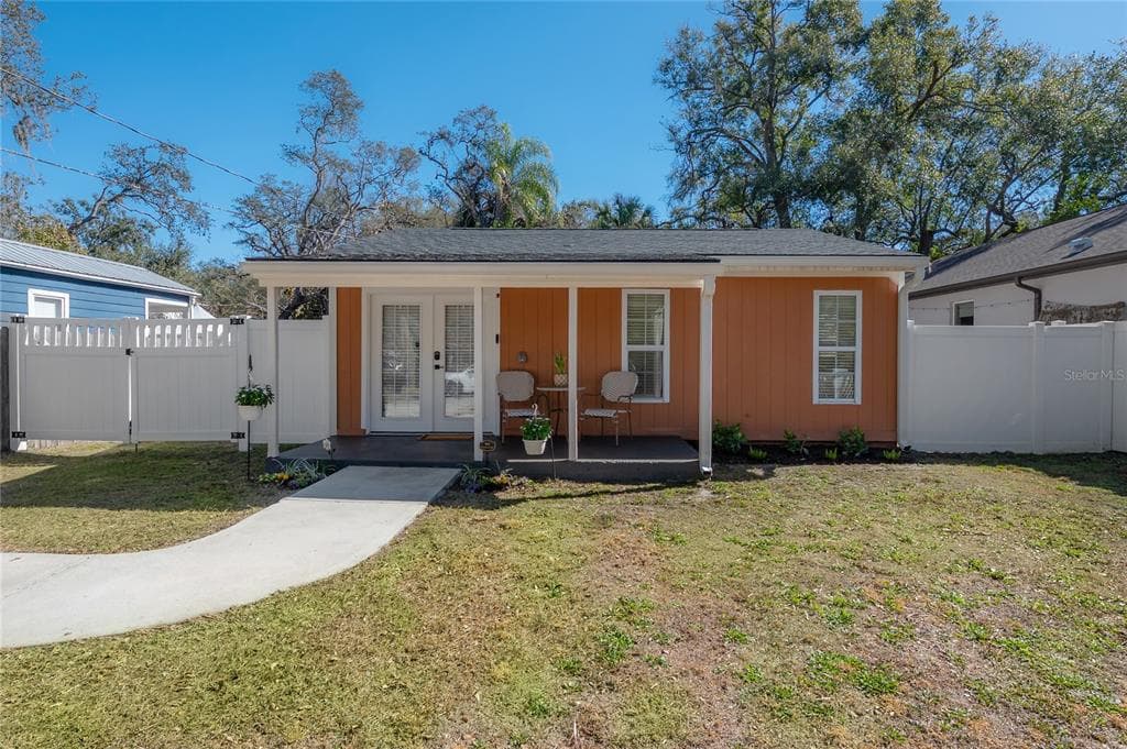8907 N DEXTER AVENUE TAMPA, FL 33604