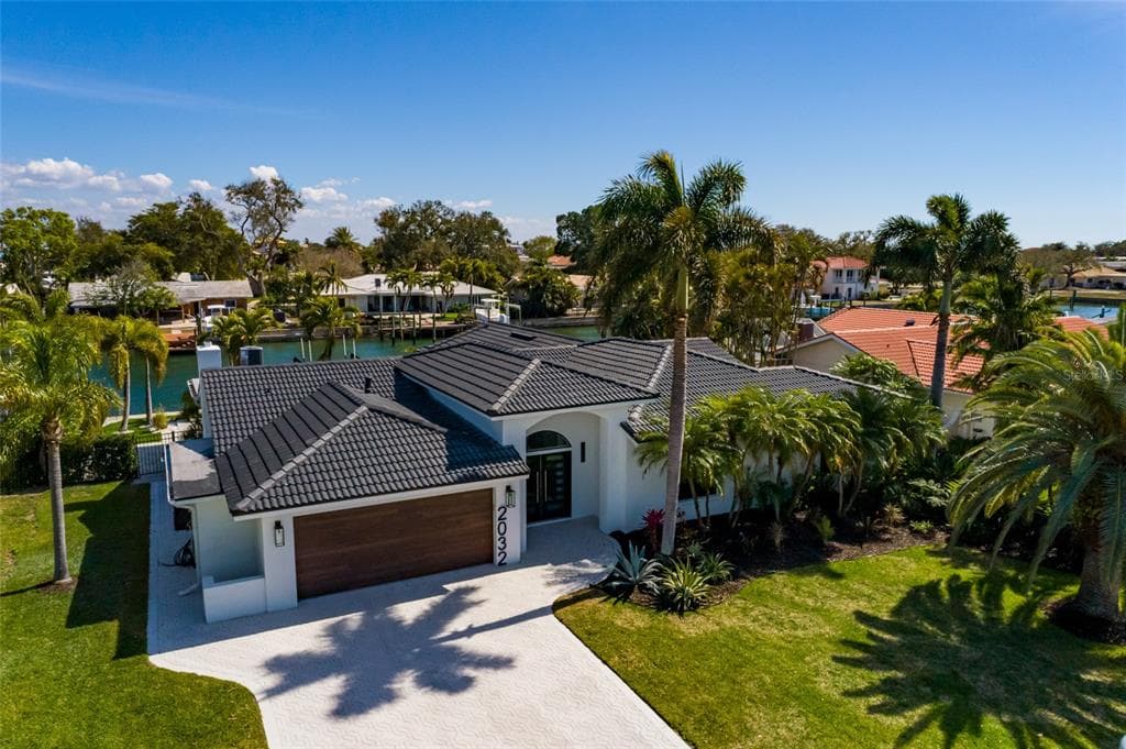 2032 KANSAS AVENUE NE ST PETERSBURG, FL 33703