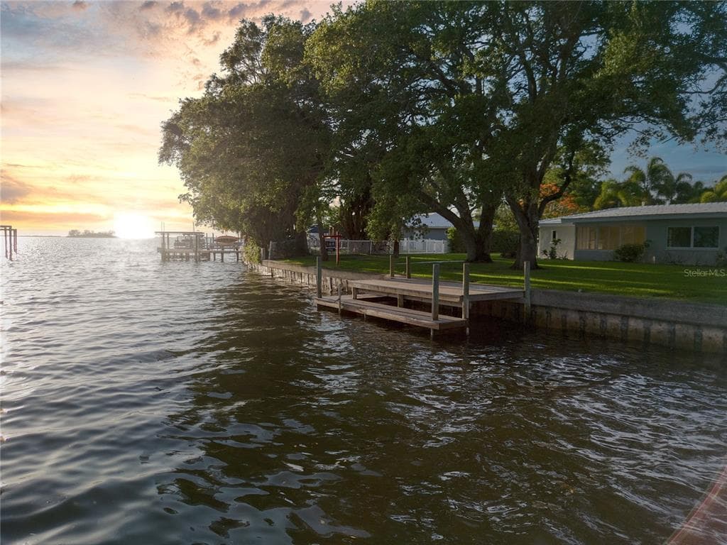 5 SHORE DRIVE