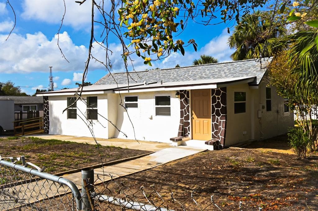 426 S DISSTON AVENUE TARPON SPRINGS, FL 34689