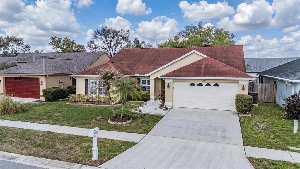 1505 LAKEHURST WAY