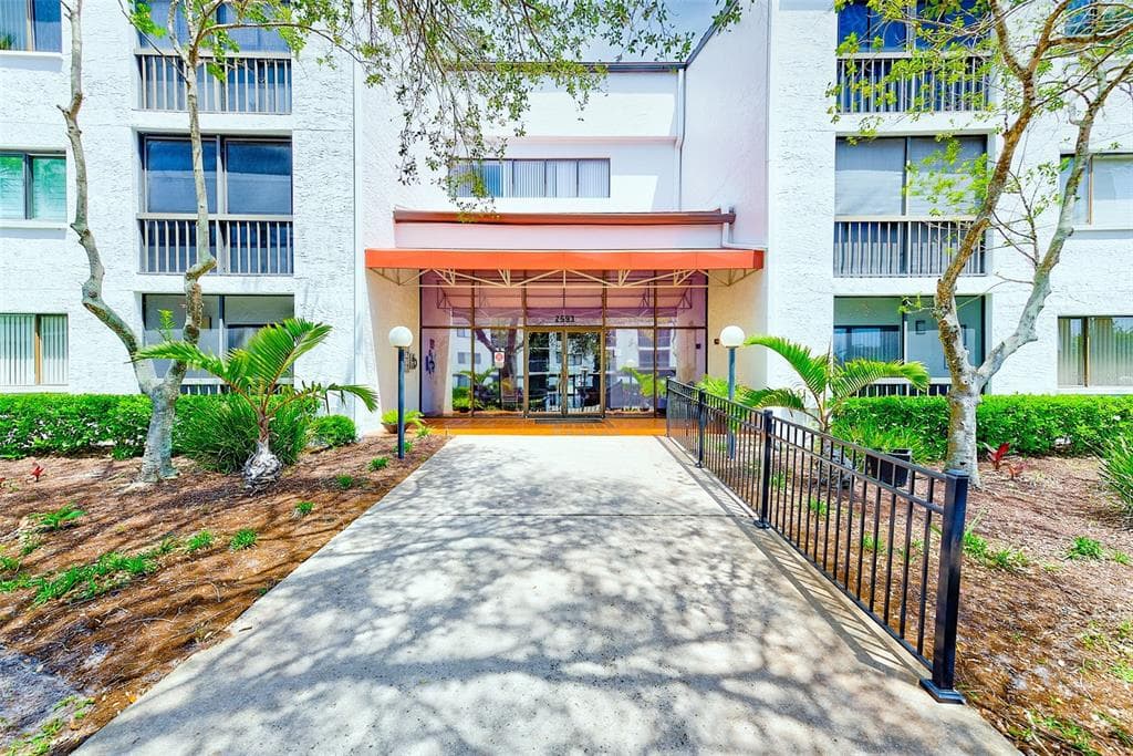 2593 COUNTRYSIDE BOULEVARD UNIT 7206 CLEARWATER, FL 33761