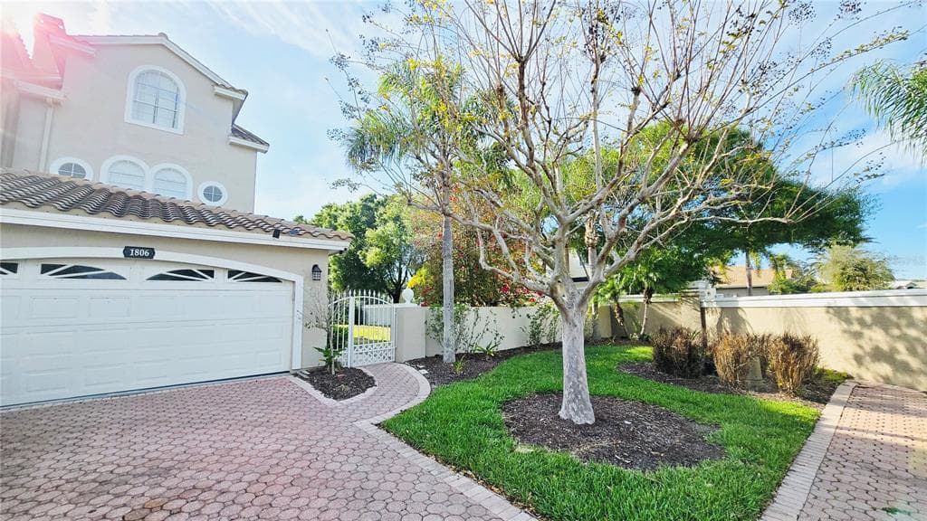 1806 LAGO VISTA BOULEVARD PALM HARBOR, FL 34685