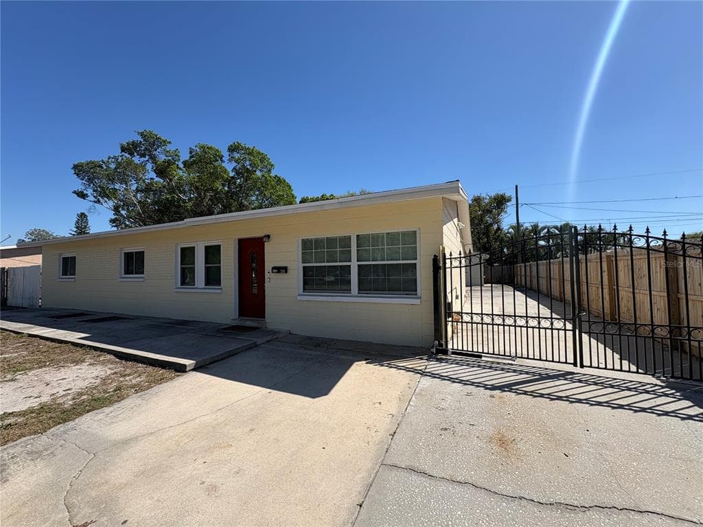 218 LEWIS BOULEVARD SE ST PETERSBURG, FL 33705