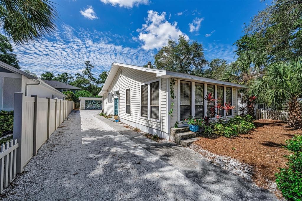 525 BAY STREET DUNEDIN, FL 34698
