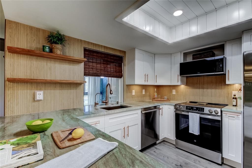 2673 SABAL SPRINGS CIRCLE UNIT 201 CLEARWATER, FL 33761