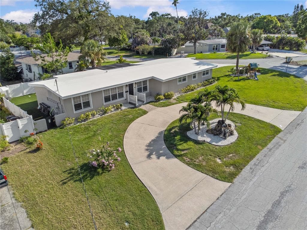 327 SUNNY LANE BELLEAIR, FL 33756