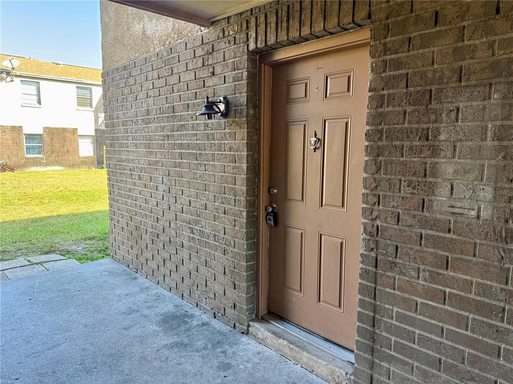 9013 WESTCHESTER CIRCLE UNIT 32 TAMPA, FL 33604