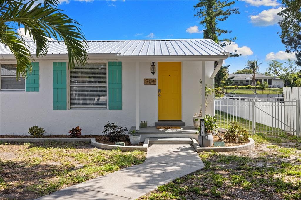 704 69TH AVENUE W BRADENTON, FL 34207