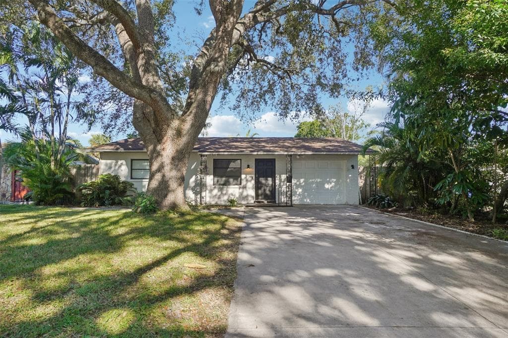 162 SE LINCOLN CIRCLE N ST PETERSBURG, FL 33703