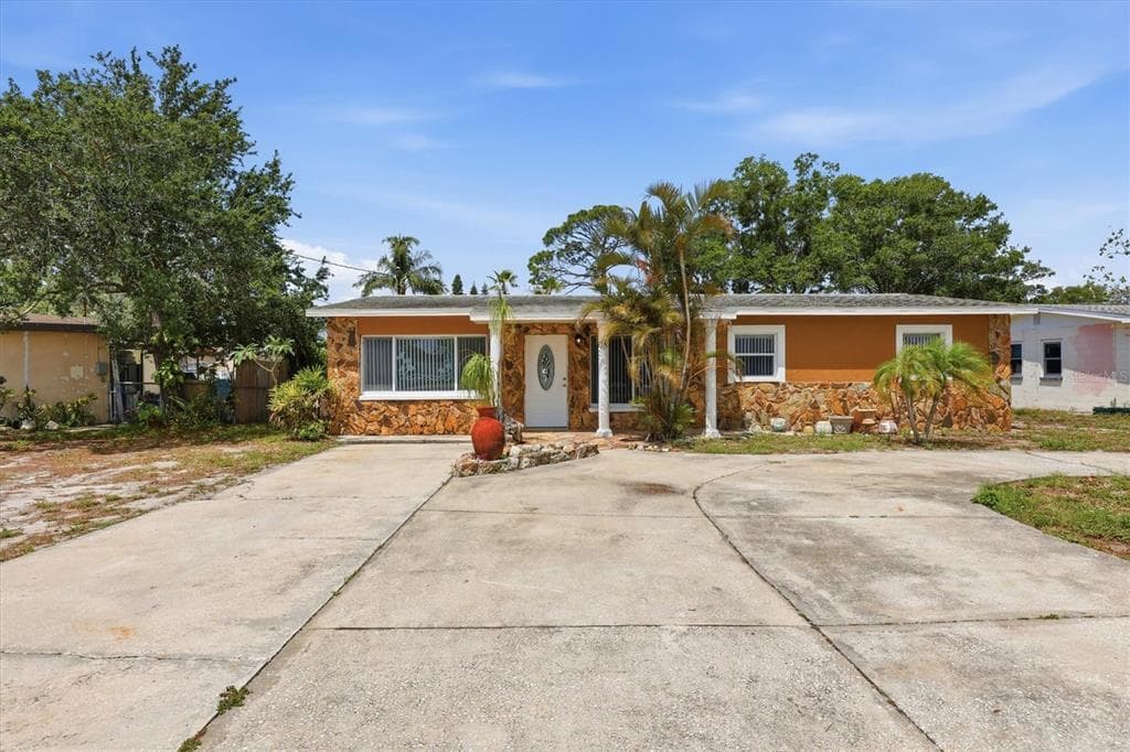 721 BAYSHORE DRIVE TARPON SPRINGS, FL 34689