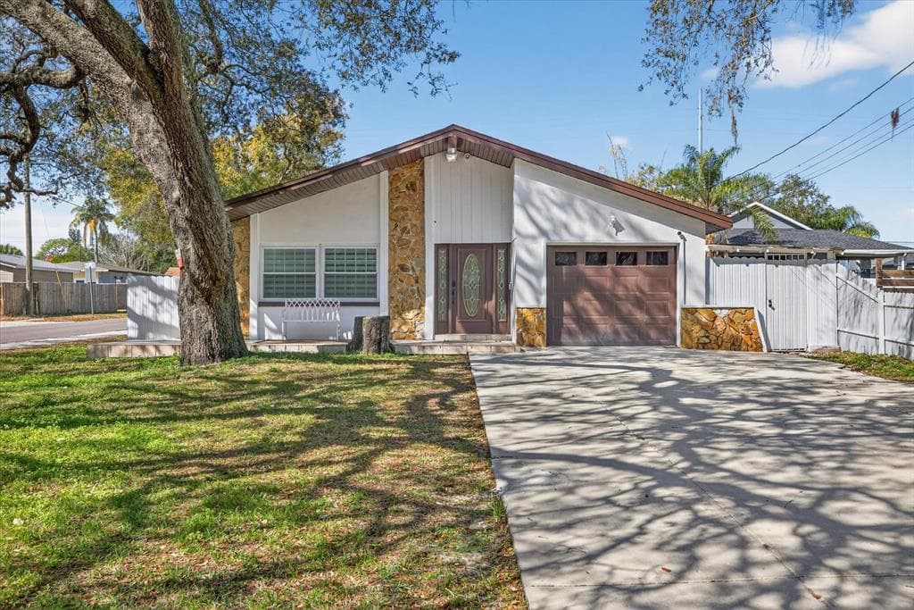 8902 N HAMNER AVENUE TAMPA, FL 33604