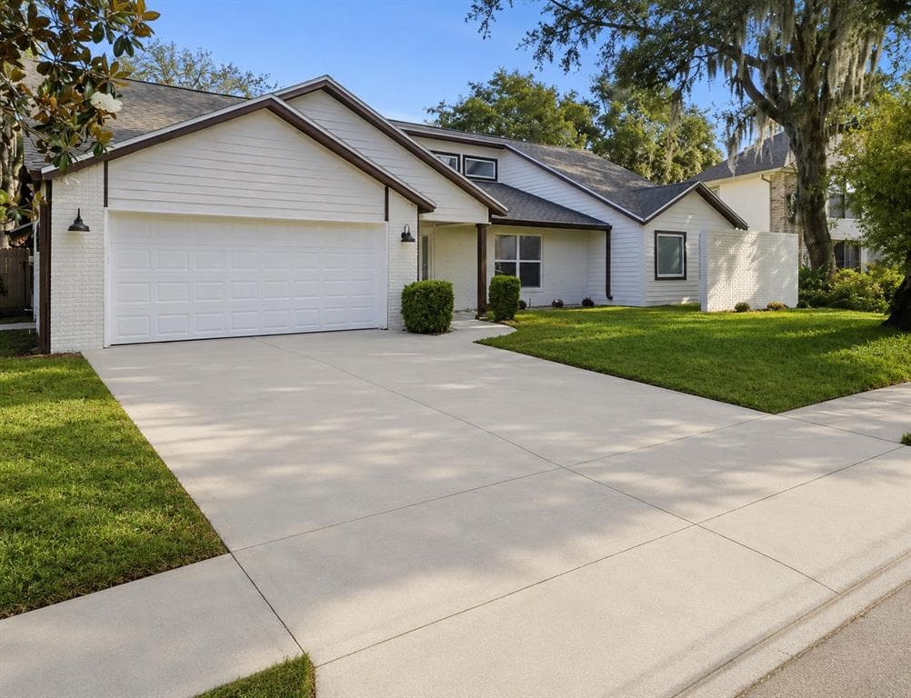 1204 MOONDALE COURT VALRICO, FL 33596
