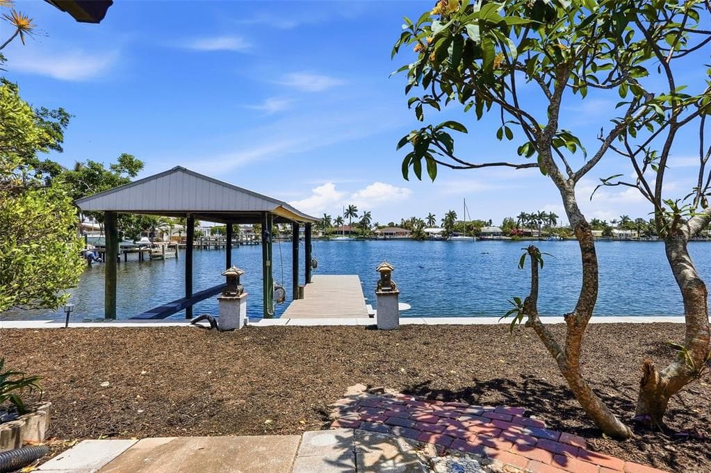 2300 S SHORE DRIVE SE ST PETERSBURG, FL 33705