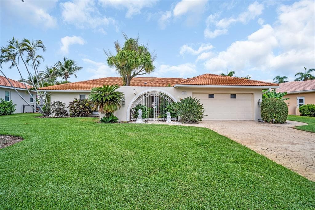 2041 CAROLINA AVENUE NE ST PETERSBURG, FL 33703