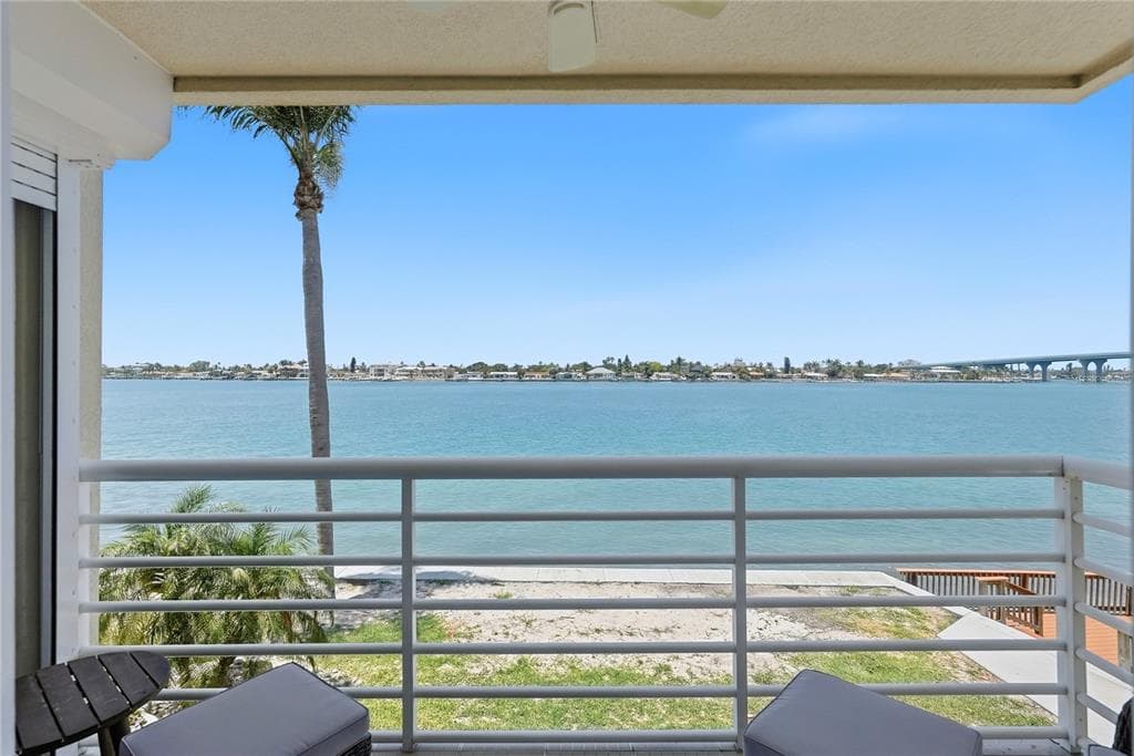 6085 BAHIA DEL MAR CIRCLE UNIT 272 ST PETERSBURG, FL 33715