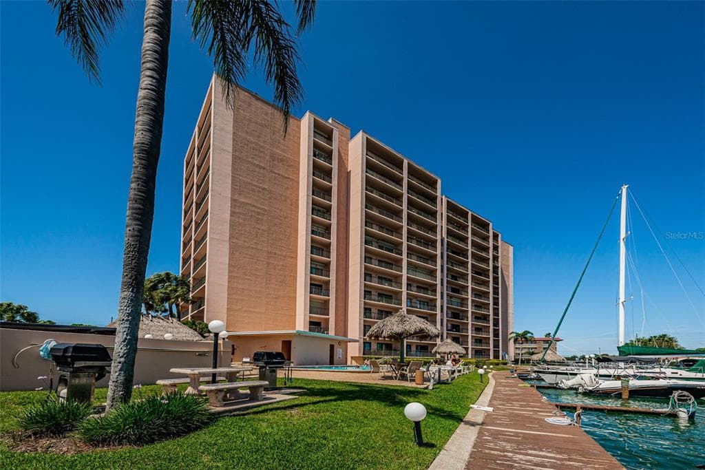 51 ISLAND WAY UNIT 306 CLEARWATER BEACH, FL 33767