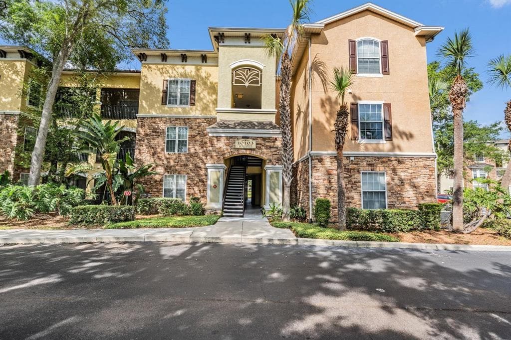 10103 COURTNEY OAKS CIRCLE UNIT 103 TAMPA, FL 33619