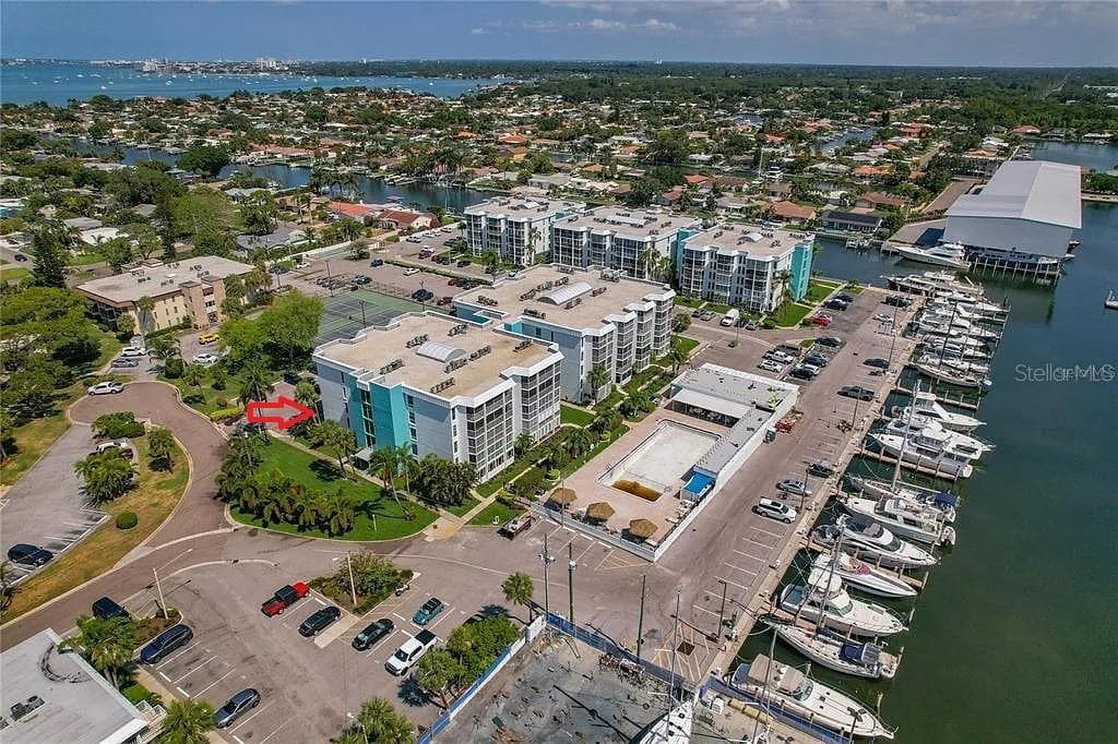 4910 38TH WAY S UNIT 111 ST PETERSBURG, FL 33711