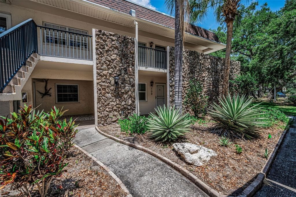 820 PATRICIA AVENUE UNIT 109 DUNEDIN, FL 34698