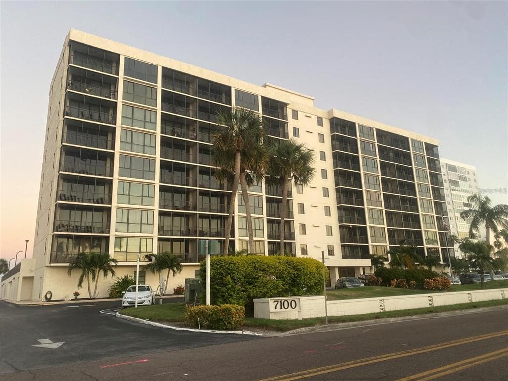 7100 SUNSHINE SKYWAY LANE S UNIT 906 ST PETERSBURG, FL 33711