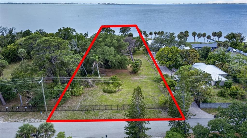 8258 LONGBAY BLVD SARASOTA, FL 34243