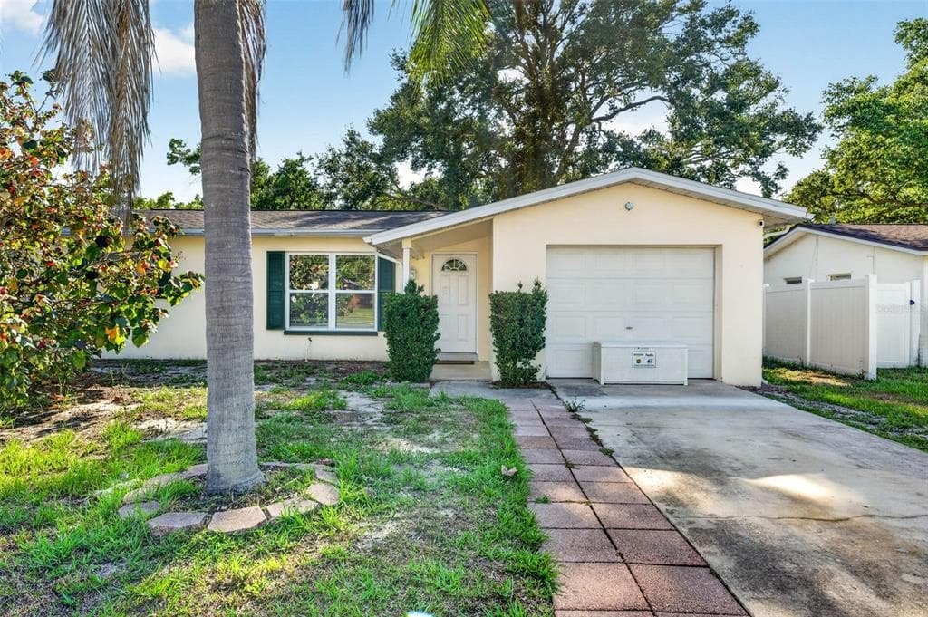 2220 LAUREN DRIVE LARGO, FL 33774