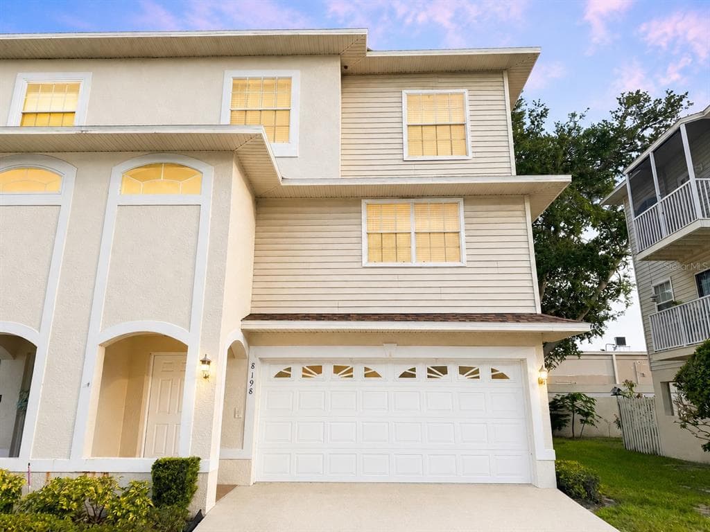 8198 EAGLES PARK DR ST PETERSBURG, FL 33709