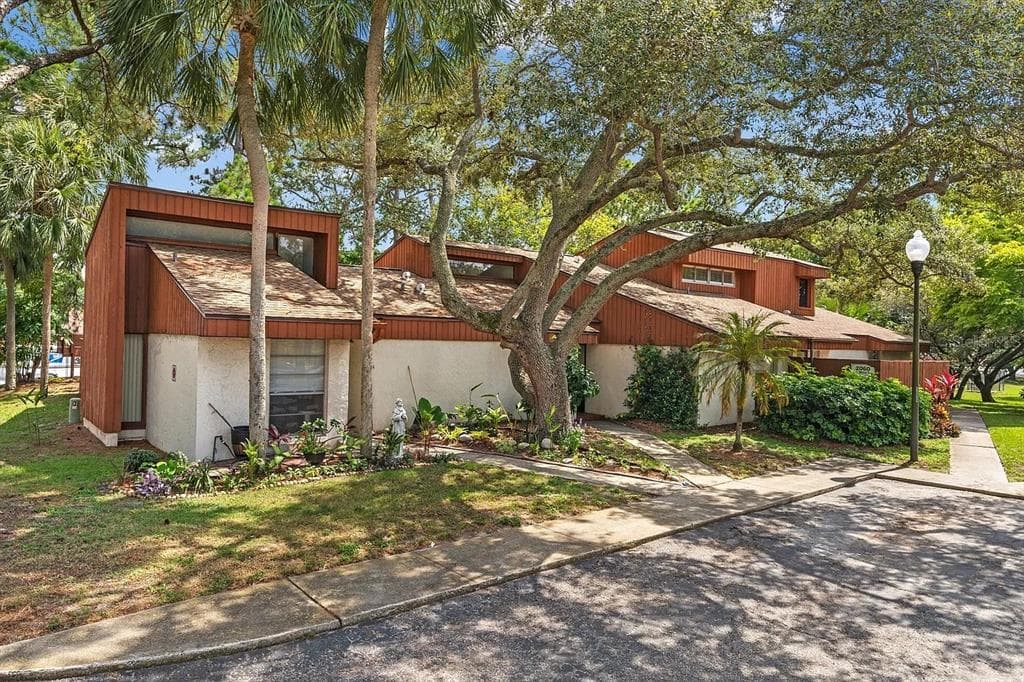 2060 SUNSET POINT ROAD UNIT 52 CLEARWATER, FL 33765