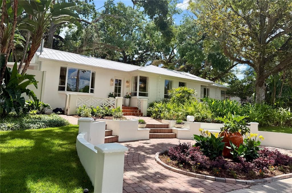 1311 E PARK CIRCLE TAMPA, FL 33604